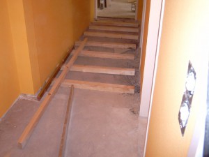 Laminat auf Unterboden. Unterkonstruktion: 5/8 Staffeln, inzwischen Dämmwolle, V-100 Platten und abschließend Laminatboden.