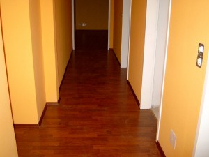 Laminat auf Unterboden. Unterkonstruktion: 5/8 Staffeln, inzwischen Dämmwolle, V-100 Platten und abschließend Laminatboden.