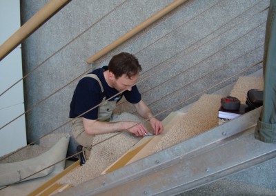 Teppich in Konferenzräue: Verlegung auf Stufen.