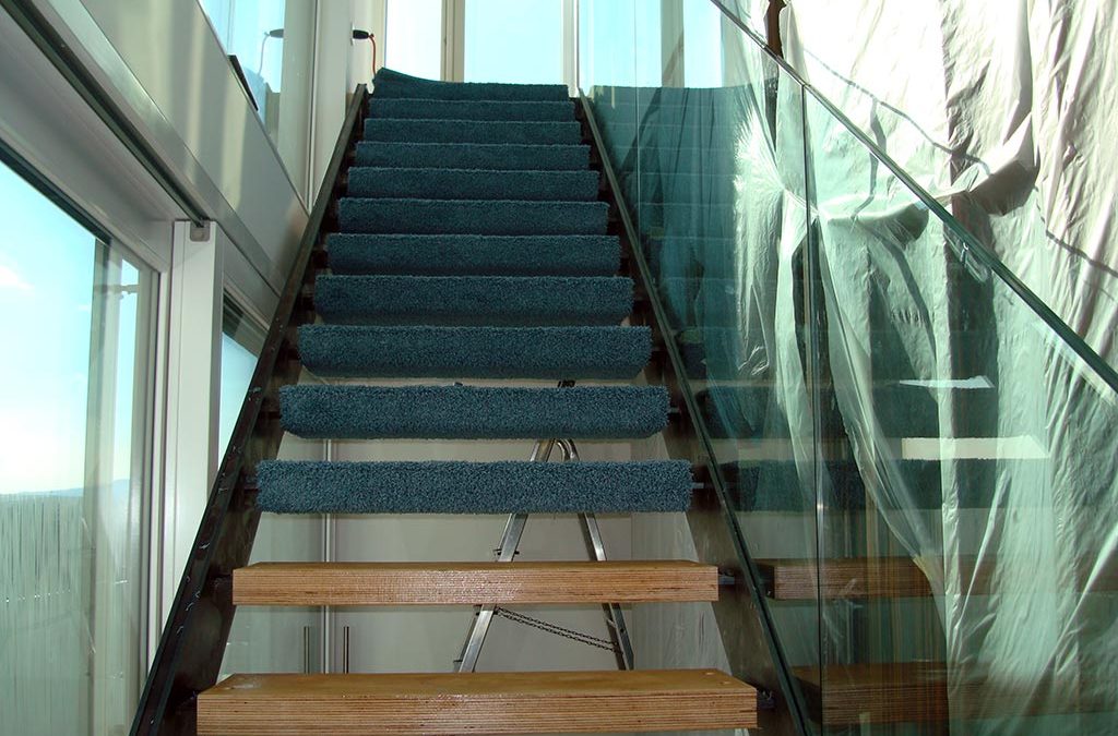 Freitragende Treppen mit Teppichstufen