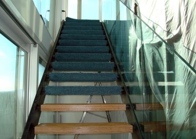 Freitragende Treppen mit Teppichstufen