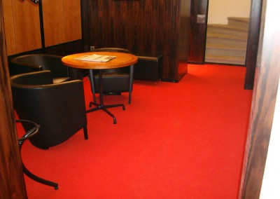 Teppichverlegung im Bankhaus Spängler 07: Teppich mit Sockelleisten aus Holz