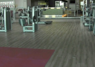 Video: Vinylboden/PVC-Bodenbelag als Planken im Fitnessstudio